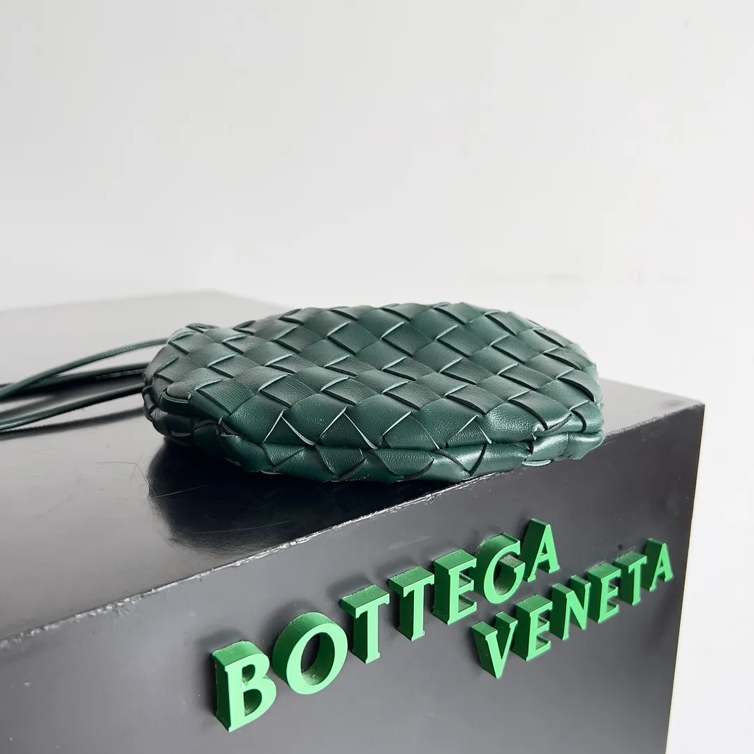 Batch of 1260 BV Mini Sardine is coming‼ ️Super high-end, stainless steel hardware + 24k real gold plating process, fish scales (concave and convex positions) are the finishing touch, the sardine bag that can be carried cross-body is completely beautiful to the heart. The metal element handle and the weaving are perfectly combined to completely integrate the artistic sense and elegance and fashion. It is really like a work of art🏺The large size is elegant, the small size is exquisite and cute, a must-have item for fashionistas, and the details are perfectly reproduced. Style number: 744267 Size 20*12*2.5